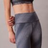Leggings de cintura alta com 7/8 e estampado desportivo moderno Leggings de cintura alta com 7/8 e estampado desportivo moderno