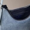 Mala a tiracolo em Denim com logótipo em forma de meia-lua Mala a tiracolo em Denim com logótipo em forma de meia-lua