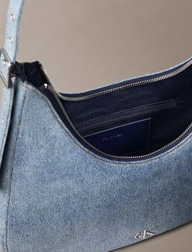 Mala a tiracolo em Denim com logótipo em forma de meia-lua Mala a tiracolo em Denim com logótipo em forma de meia-lua