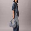 Mala a tiracolo em Denim com logótipo em forma de meia-lua Mala a tiracolo em Denim com logótipo em forma de meia-lua