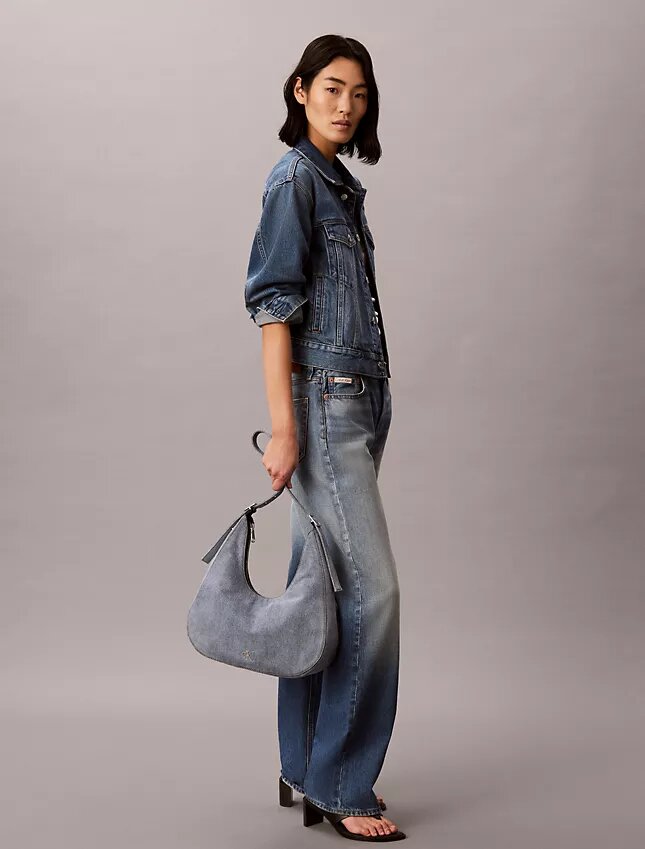 Mala a tiracolo em Denim com logótipo em forma de meia-lua Mala a tiracolo em Denim com logótipo em forma de meia-lua