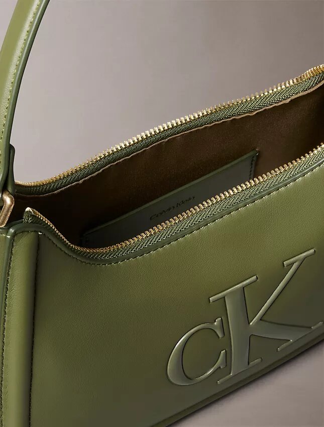 Mala de ombro com Monogram em relevo Mala de ombro com Monogram em relevo
