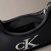 Mala de ombro com Monogram em relevo Mala de ombro com Monogram em relevo