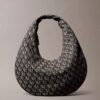 Mala de ombro em forma de meia-lua com Monogram em toda a superfície Mala de ombro em forma de meia-lua com Monogram em toda a superfície