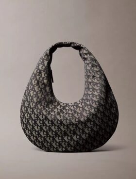 Mala de ombro em forma de meia-lua com Monogram em toda a superfície