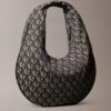 Mala de ombro em forma de meia-lua com Monogram em toda a superfície Mala de ombro em forma de meia-lua com Monogram em toda a superfície