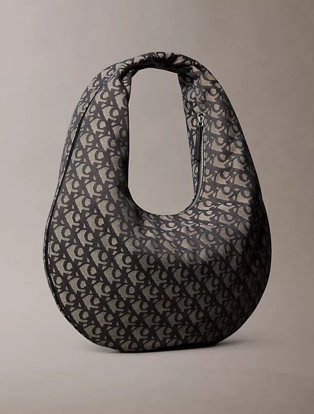Mala de ombro em forma de meia-lua com Monogram em toda a superfície Mala de ombro em forma de meia-lua com Monogram em toda a superfície