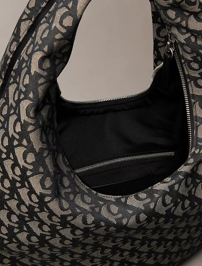Mala de ombro em forma de meia-lua com Monogram em toda a superfície Mala de ombro em forma de meia-lua com Monogram em toda a superfície