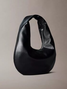 Mala de ombro em forma de meia-lua com textura granulada