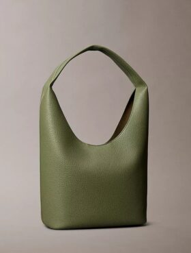 Mala folgada com textura granulada
