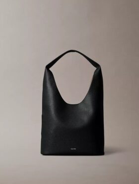 Mala grande e folgada com textura granulada