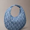 Mala Hobo em Denim com Logótipo Emblemático em Toda a Superfície Mala Hobo em Denim com Logótipo Emblemático em Toda a Superfície