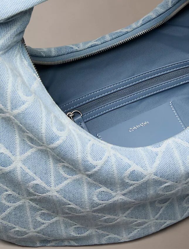Mala Hobo em Denim com Logótipo Emblemático em Toda a Superfície Mala Hobo em Denim com Logótipo Emblemático em Toda a Superfície