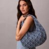 Mala Hobo em Denim com Logótipo Emblemático em Toda a Superfície Mala Hobo em Denim com Logótipo Emblemático em Toda a Superfície