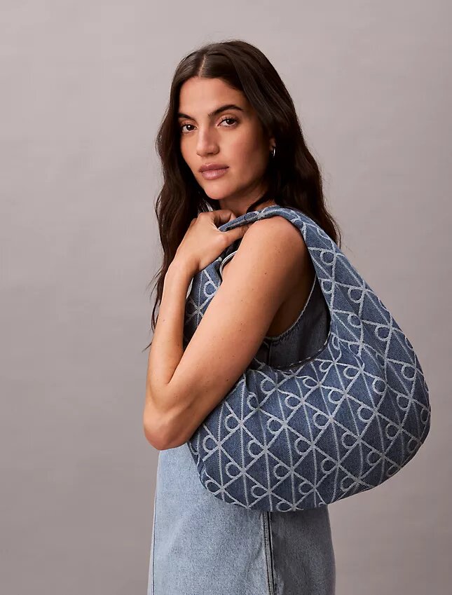 Mala Hobo em Denim com Logótipo Emblemático em Toda a Superfície Mala Hobo em Denim com Logótipo Emblemático em Toda a Superfície