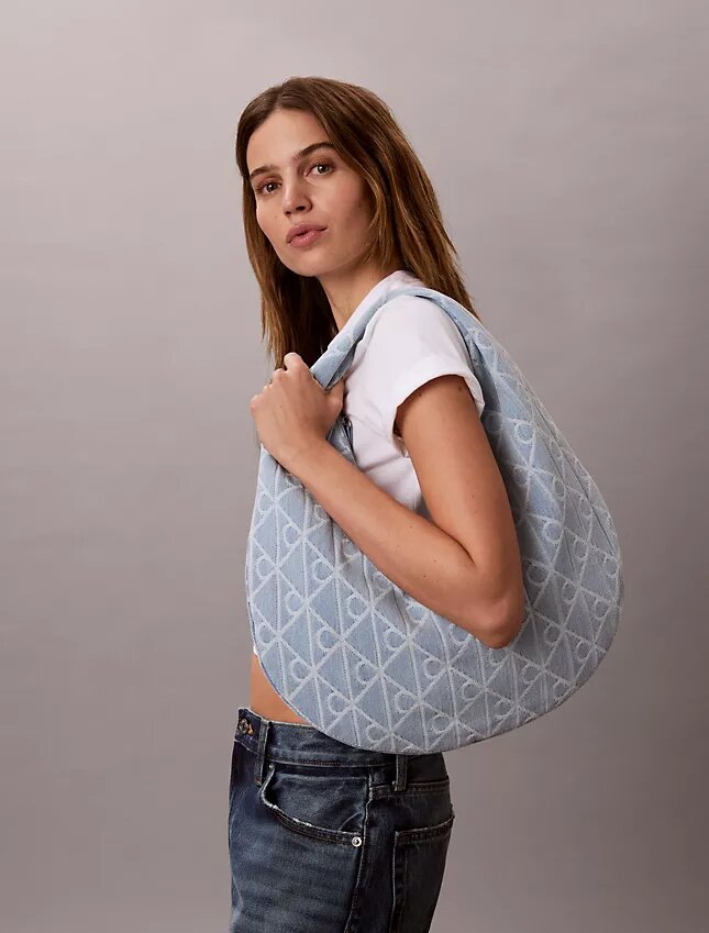 Mala Hobo em Denim com Logótipo Emblemático em Toda a Superfície Mala Hobo em Denim com Logótipo Emblemático em Toda a Superfície
