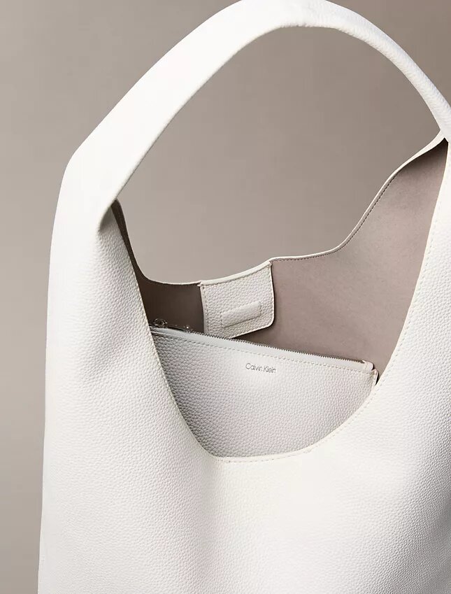 Mala média folgada com textura granulada Mala média folgada com textura granulada