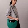 Mala pequena em nylon em forma de meia-lua Mala pequena em nylon em forma de meia-lua