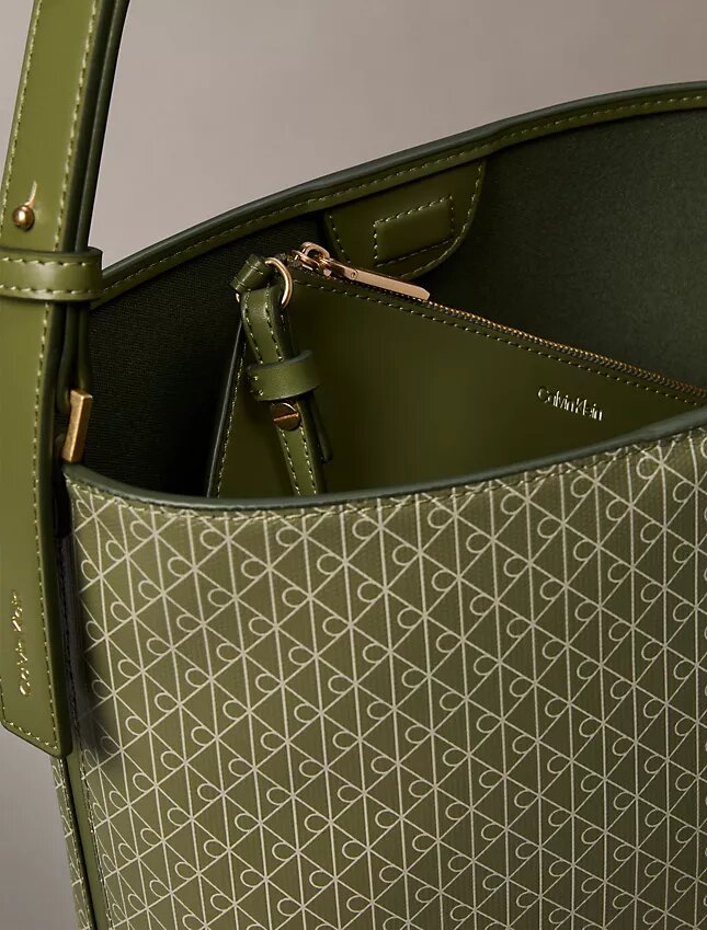 Mala tipo balde com logótipo em todo o corpo e bolsa Mala tipo balde com logótipo em todo o corpo e bolsa