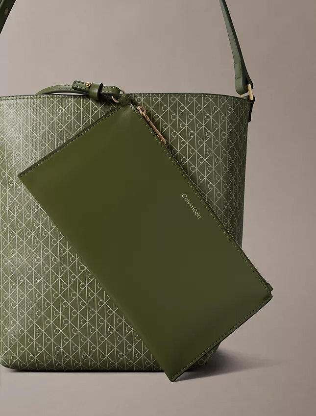 Mala tipo balde com logótipo em todo o corpo e bolsa Mala tipo balde com logótipo em todo o corpo e bolsa