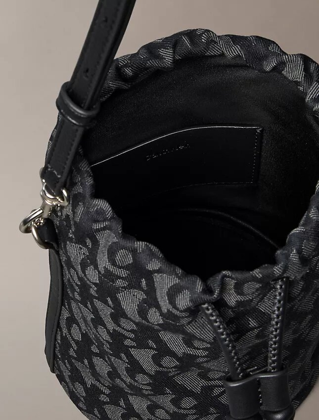 Mala tipo balde com Monogram em toda a superfície Mala tipo balde com Monogram em toda a superfície