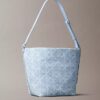 Mala tipo balde de Denim com logótipo Emblem por toda a superfície Mala tipo balde de Denim com logótipo Emblem por toda a superfície