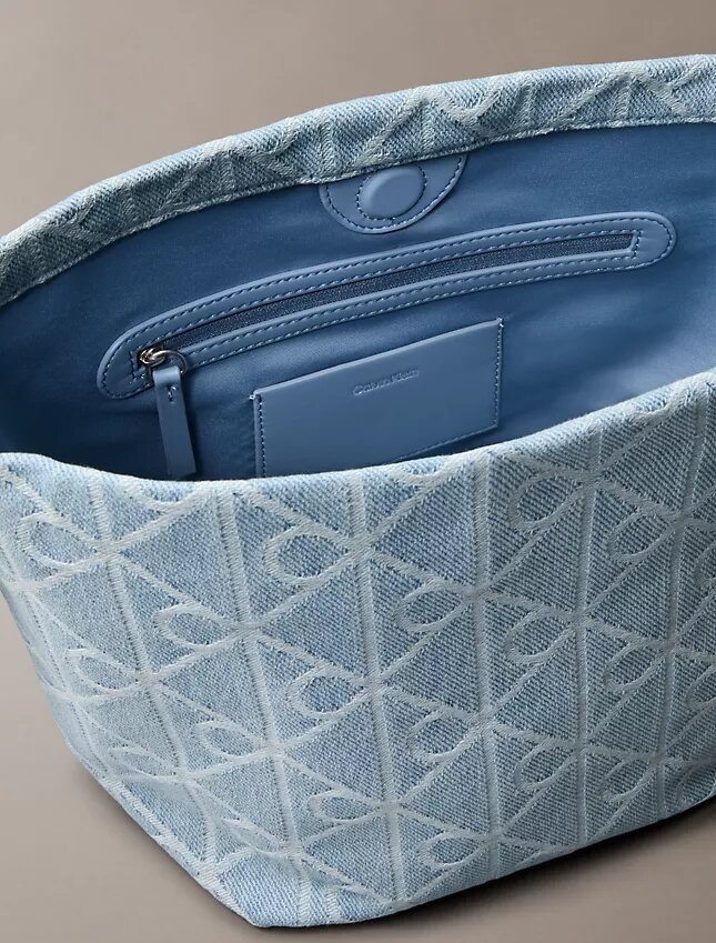 Mala tipo balde de Denim com logótipo Emblem por toda a superfície Mala tipo balde de Denim com logótipo Emblem por toda a superfície
