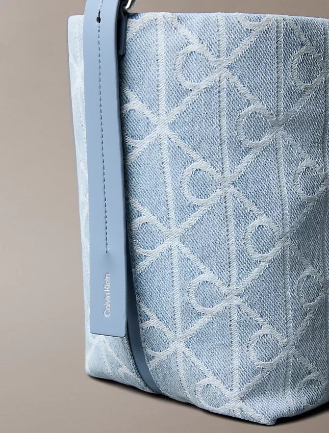 Mala tipo balde de Denim com logótipo Emblem por toda a superfície Mala tipo balde de Denim com logótipo Emblem por toda a superfície