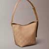 Mala tipo balde em jacquard com logótipo em todo o tecido e bolsa interior Mala tipo balde em jacquard com logótipo em todo o tecido e bolsa interior