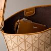 Mala tipo balde em jacquard com logótipo em todo o tecido e bolsa interior Mala tipo balde em jacquard com logótipo em todo o tecido e bolsa interior