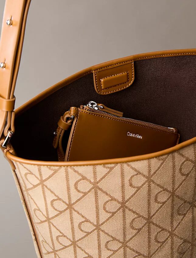 Mala tipo balde em jacquard com logótipo em todo o tecido e bolsa interior Mala tipo balde em jacquard com logótipo em todo o tecido e bolsa interior