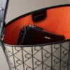 Mala tipo balde em jacquard com logótipo em todo o tecido e bolsa interior Mala tipo balde em jacquard com logótipo em todo o tecido e bolsa interior
