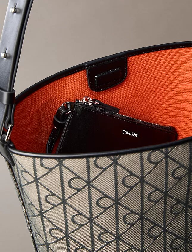 Mala tipo balde em jacquard com logótipo em todo o tecido e bolsa interior Mala tipo balde em jacquard com logótipo em todo o tecido e bolsa interior