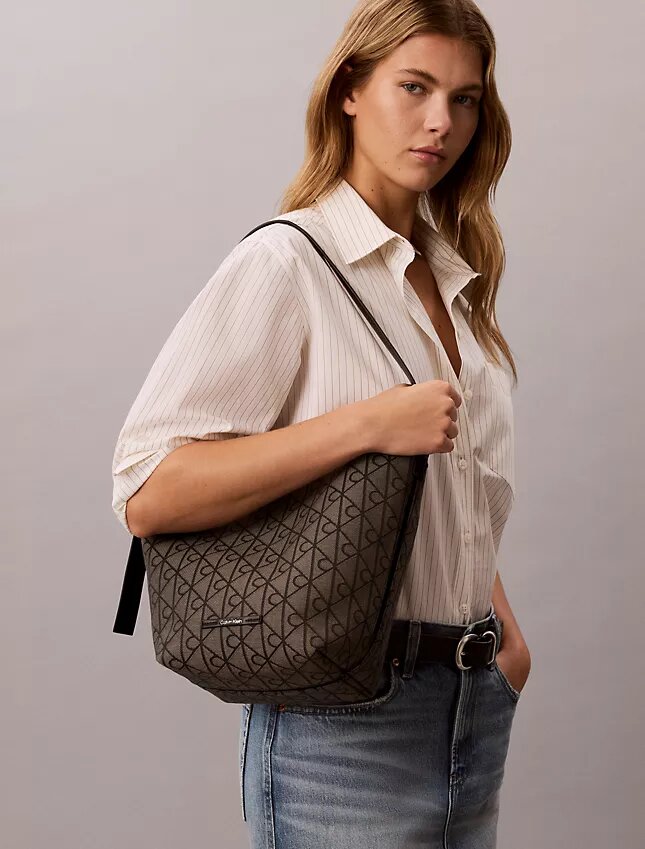 Mala tipo balde em jacquard com logótipo em todo o tecido e bolsa interior Mala tipo balde em jacquard com logótipo em todo o tecido e bolsa interior
