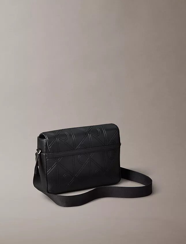 Mala tipo mensageiro com emblema gravado em toda a superfície Mala tipo mensageiro com emblema gravado em toda a superfície