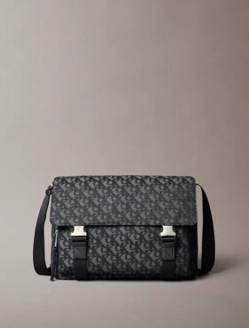 Mala tipo mensageiro com Monogram em toda a superfície