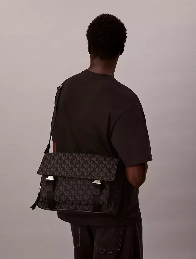 Mala tipo mensageiro com Monogram em toda a superfície Mala tipo mensageiro com Monogram em toda a superfície