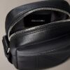 Mala tipo repórter fina com logótipo em relevo por toda a superfície Mala tipo repórter fina com logótipo em relevo por toda a superfície