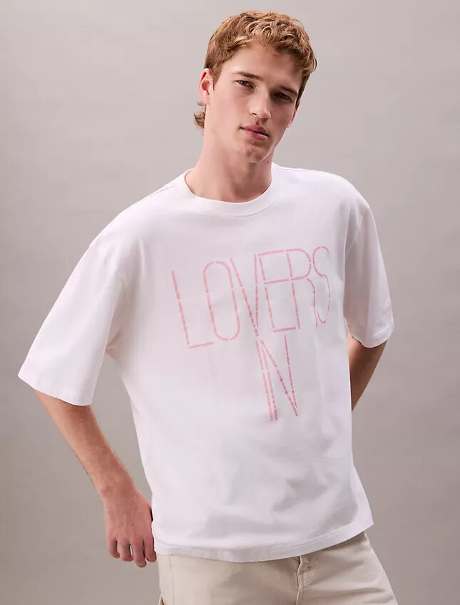 Marc Hundley Pride Lovers em T-shirt de corte descontraído Marc Hundley Pride Lovers em T-shirt de corte descontraído