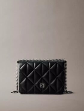 Mini-bolsa com alça de corrente e emblema acolchoado