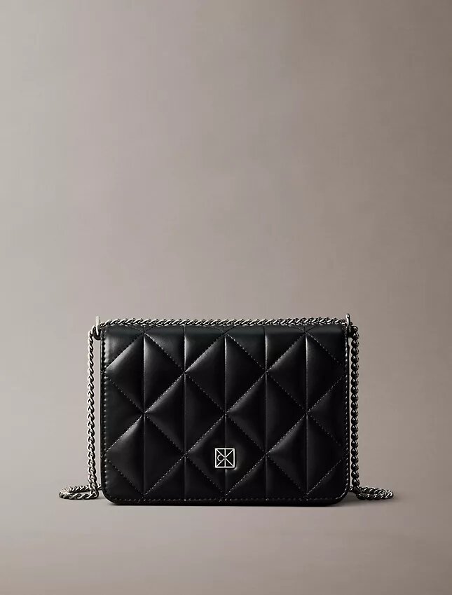 Mini-bolsa com alça de corrente e emblema acolchoado Mini-bolsa com alça de corrente e emblema acolchoado