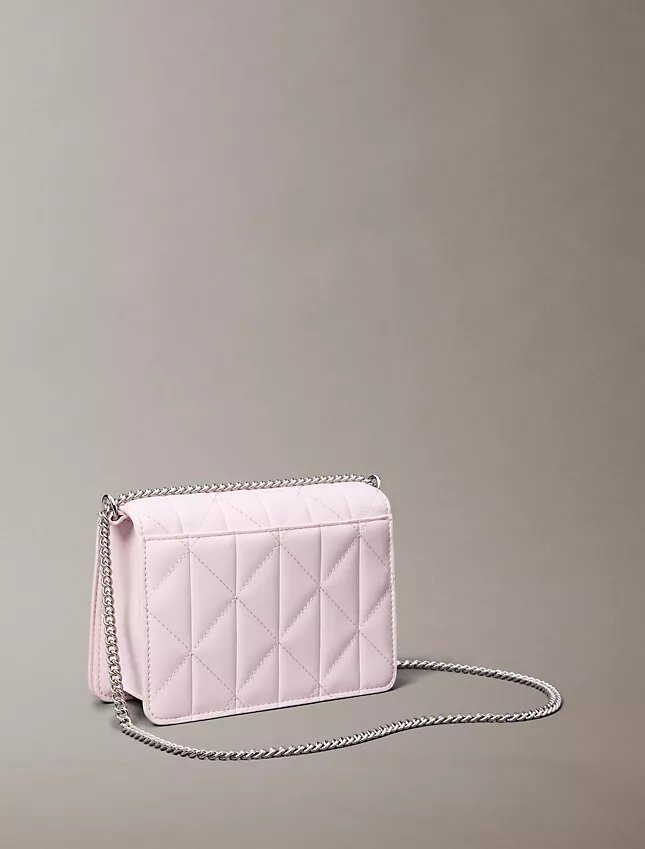 Mini-bolsa com alça de corrente e emblema acolchoado Mini-bolsa com alça de corrente e emblema acolchoado
