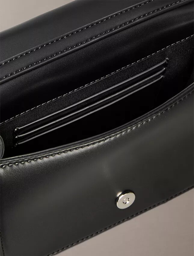 Mini-bolsa com alça de corrente e emblema acolchoado Mini-bolsa com alça de corrente e emblema acolchoado