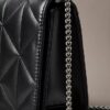 Mini-bolsa com alça de corrente e emblema acolchoado Mini-bolsa com alça de corrente e emblema acolchoado