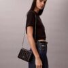 Mini-bolsa com alça de corrente e emblema acolchoado Mini-bolsa com alça de corrente e emblema acolchoado