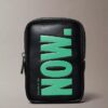 Mini bolsa com chaveiro com grafismo arrojado