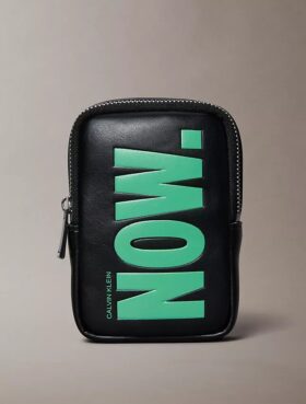 Mini bolsa com chaveiro com grafismo arrojado
