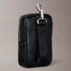 Mini bolsa com chaveiro com grafismo arrojado
