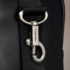 Mini bolsa com chaveiro com grafismo arrojado