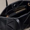 Mini-bolsa tipo tote com alça transversal Mini-bolsa tipo tote com alça transversal